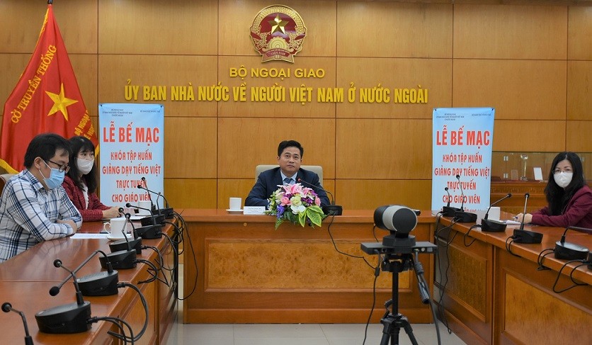 Nearly 300 overseas Vietnamese teachers trained in 2021